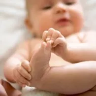 Terlihat Aneh, 5 Perilaku Balita Ini Sebenarnya Normal. Jangan Kesal Dulu, Moms!