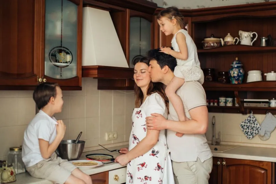 Tentang Berbagi Peran dalam Rumah Tangga; Suami-Istri Makin Mesra, Anak Tumbuh dengan Cinta 7