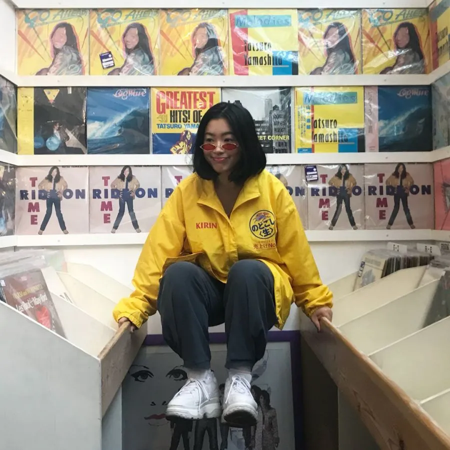 10 Artis yang Ternyata Hobi Thrifting. Nggak Pentingkan Gengsi! 19
