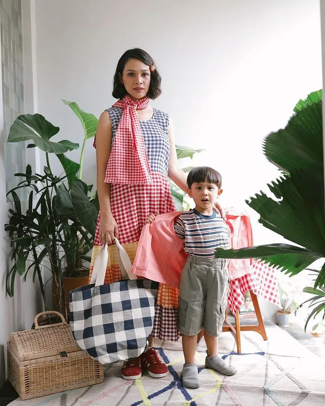 10 Artis yang Ternyata Hobi Thrifting. Nggak Pentingkan Gengsi! 14