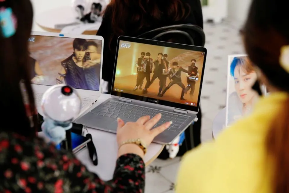 Serba-Serbi Dunia K-Pop yang Bikin K-Popers Naik Darah Kalau Kita Omongin. Hati-Hati Aja~ 6