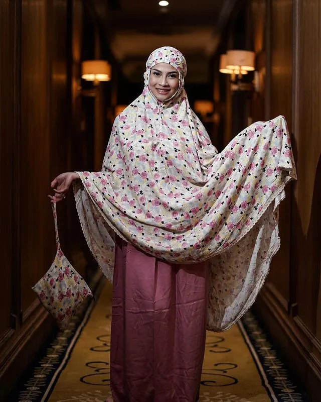 9 Artis yang Punya Brand Mukena Sendiri. Laris Manis Saat Ramadan Terlebih Menjelang Lebaran 17