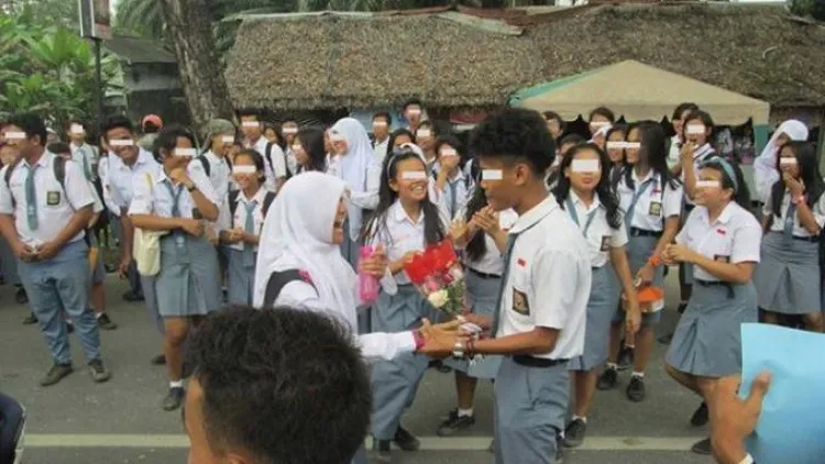 Nostalgia Konyolnya Nembak Cewek di Depan Banyak Teman Waktu Sekolah. Kok Dulu Nggak Malu, ya? 4