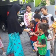 4 Alasan Kenapa Anak Kecil Nggak Perlu Dikasih THR Saat Lebaran, Apalagi Banyak-banyak. Tuman!