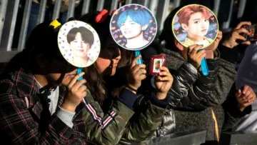 Serba-Serbi Dunia K-Pop yang Bikin K-Popers Naik Darah Kalau Kita Omongin. Hati-Hati Aja~