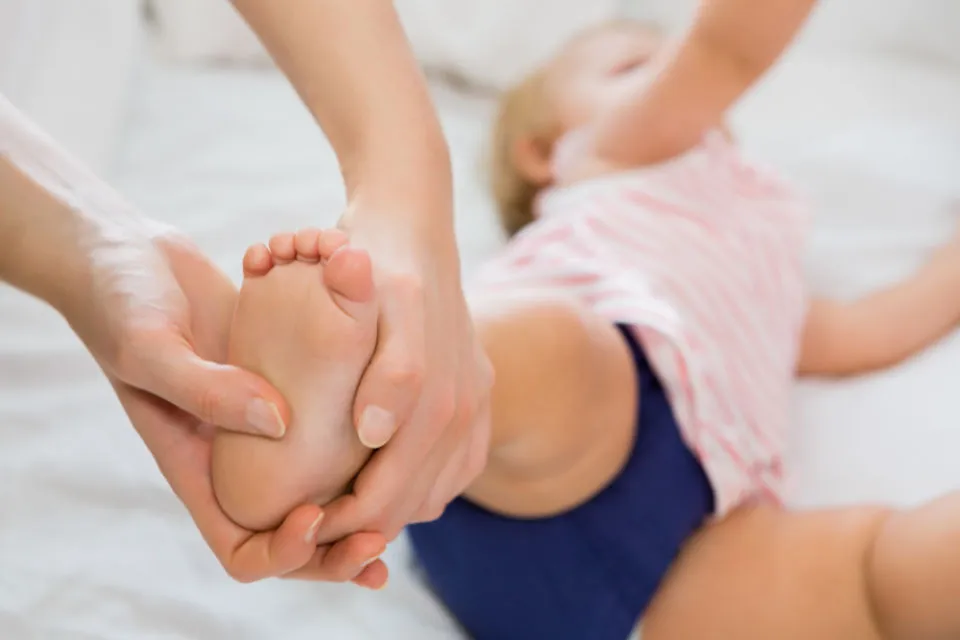 6 Hal Penting yang Harus Diketahui Soal Pijat Bayi. Ada Manfaat dan Risikonya! 9