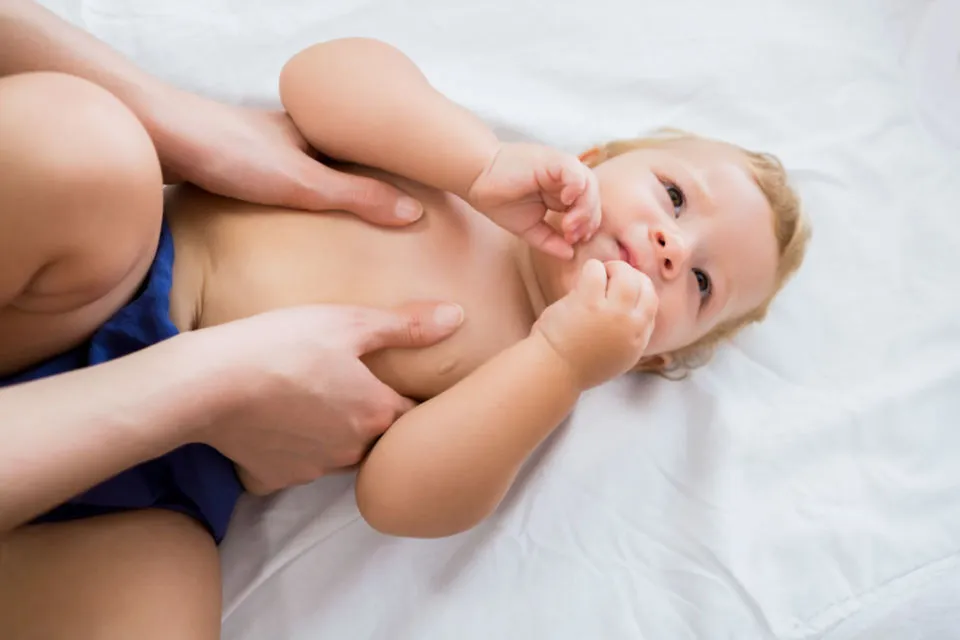 6 Hal Penting yang Harus Diketahui Soal Pijat Bayi. Ada Manfaat dan Risikonya! 8