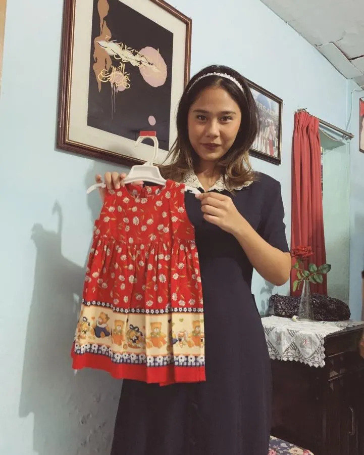 10 Artis yang Ternyata Hobi Thrifting. Nggak Pentingkan Gengsi! 15