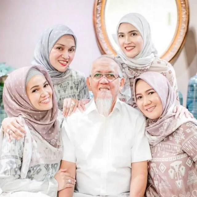 10 Artis yang Beda Agama dengan Kakak-Adik Kandung. Saling Menghargai 3
