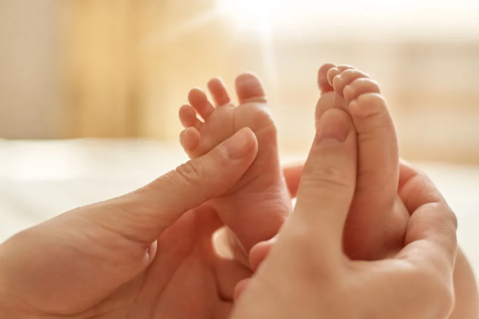 6 Hal Penting yang Harus Diketahui Soal Pijat Bayi. Ada Manfaat dan Risikonya! 11