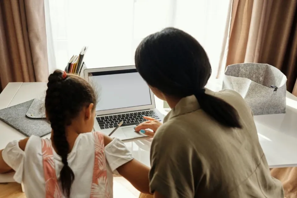Sering Berbeda Pendapat, Ini 6 Perbedaan Pola Asuh Ibu Zaman Dulu dan Sekarang 12