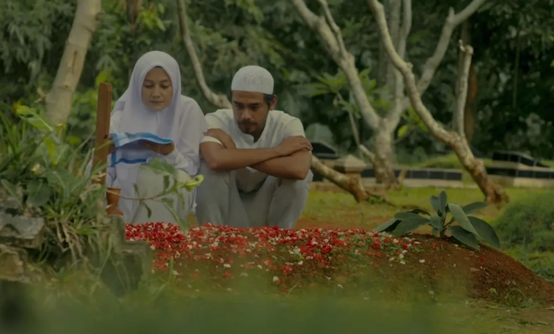 Review Film Sampai Jadi Debu: Drama Keluarga Sederhana yang Hangat nan Menyentuh 5