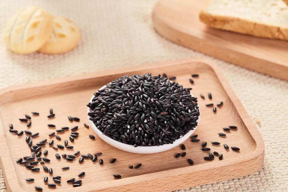 Daftar 11 Pewarna Makanan Alami yang Efektif, Agar Hasil Masakanmu Lebih Memikat dan Sehat 21 Pewarna alami ketan hitam