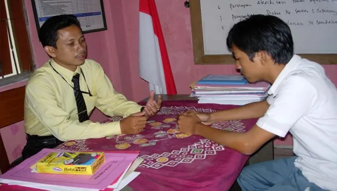 4 Tipikal Orang Tua Saat Anaknya Dipanggil Guru BK. Pernah Ngalamin Nggak? 8
