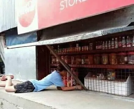 10 Lokasi Warung Absurd yang Bikin Gagal Fokus. Bikin Pembeli Bingung dan Mikir Dua Kali 11