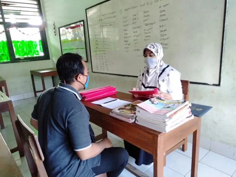 Perbedaan Bapak-bapak dan Ibu-ibu Saat Ambil Rapor Anaknya. Kocak Betul! 10
