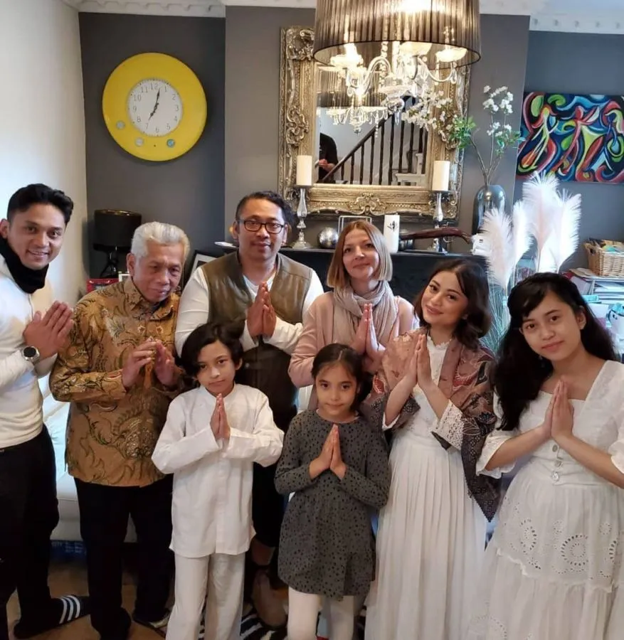 Momen 10 Artis yang Lebaran di Luar Negeri. Tetap Enjoy Meski Beda Suasana dan Jauh dari Kerabat 19