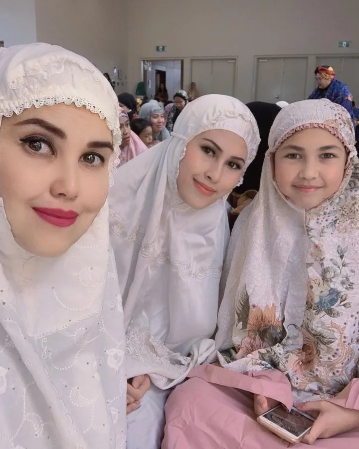 Momen 10 Artis yang Lebaran di Luar Negeri. Tetap Enjoy Meski Beda Suasana dan Jauh dari Kerabat 13