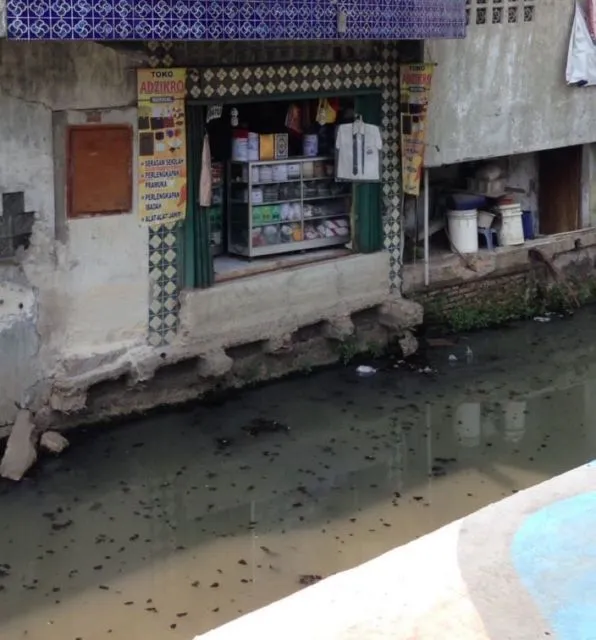 10 Lokasi Warung Absurd yang Bikin Gagal Fokus. Bikin Pembeli Bingung dan Mikir Dua Kali 12