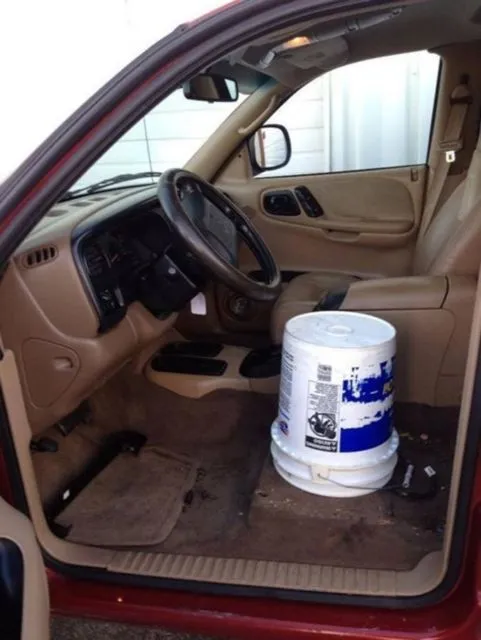 11 Potret Interior Mobil Paling Aneh dan Absurd. Sekali Lihat Rasanya Langsung Pengin Emosi! 17
