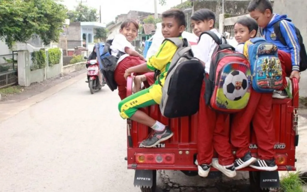 Halu Ala Anak SD yang Pernah Kita Lakukan Sama Teman. Nggak Ada Malu! 10 Kenangan zaman SD