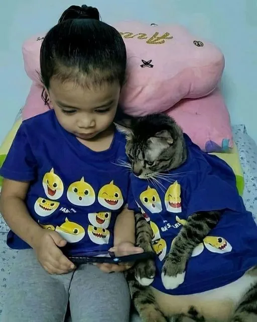 Viral Warganet Beli Kucing agar Anaknya Nggak Main HP Terus, Ujung-ujungnya Malah Main Gadget Bareng 13