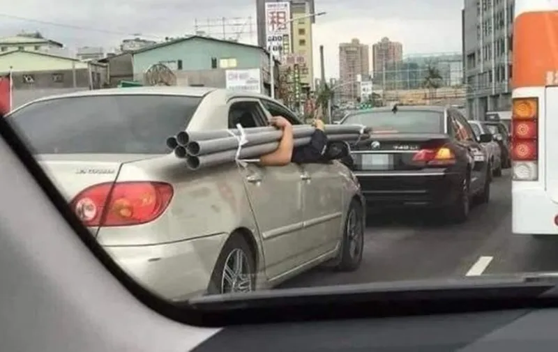 11 Aksi Kendaraan Bawa Barang dengan Cara Nggak Lazim ini Bikin Geleng-Geleng Kepala. Kok Bisa?! 16