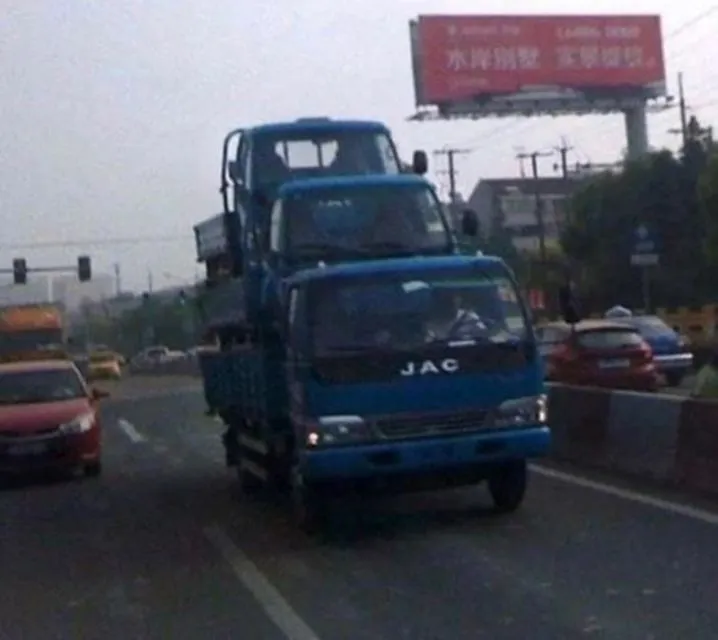 11 Aksi Kendaraan Bawa Barang dengan Cara Nggak Lazim ini Bikin Geleng-Geleng Kepala. Kok Bisa?! 20