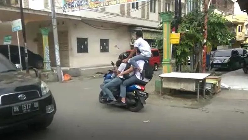 Ngaku Kalau Jenis Motormu Paling Enak buat Boncengan? Pasti Belum Pernah Lihat Foto-Foto ini~ 20