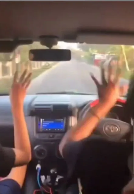 Main TikTok Sambil Nyetir, Sekumpulan Pemuda ini Tercebur di Empang. Pada Nggak Ada Kapoknya~ 3