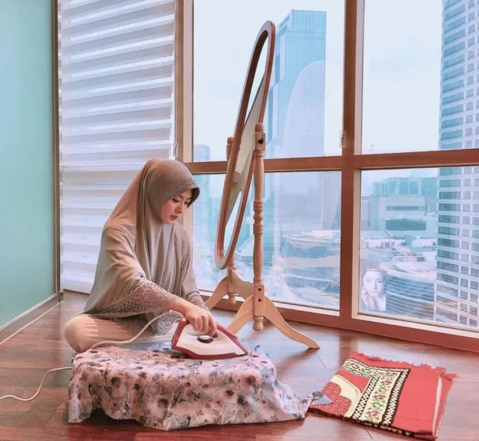 Alasan Kenapa Nyetrika Dianggap Pekerjaan Rumah Paling Ngeselin. Berat! 6 Nyetrika pakaian