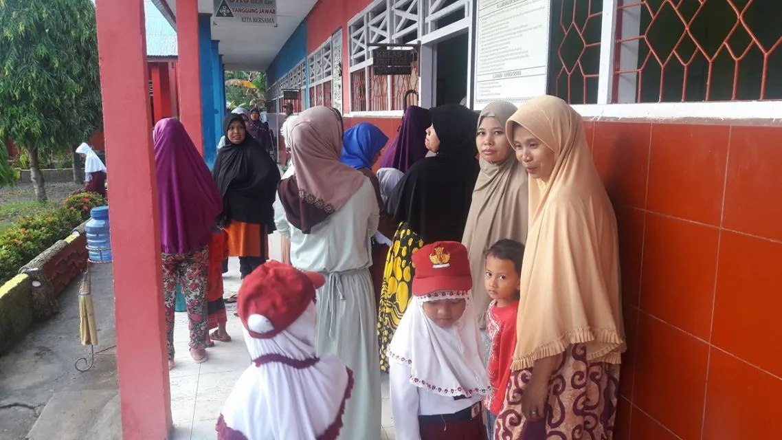 Perbedaan Bapak-bapak dan Ibu-ibu Saat Ambil Rapor Anaknya. Kocak Betul! 6