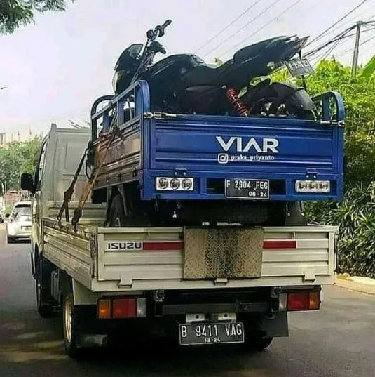 11 Aksi Kendaraan Bawa Barang dengan Cara Nggak Lazim ini Bikin Geleng-Geleng Kepala. Kok Bisa?! 18