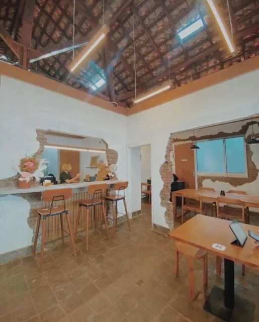 Lagi Tren Desain 'Setengah Jadi' ala Coffee Shop, 10 Potret ini Justru Bikin Nyengir yang Melihat 13