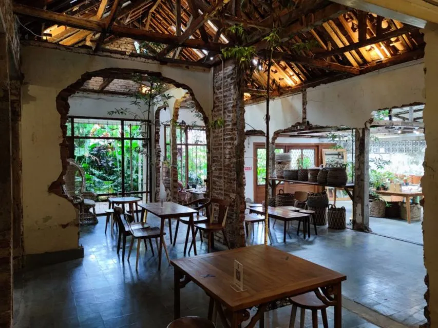 Lagi Tren Desain 'Setengah Jadi' ala Coffee Shop, 10 Potret ini Justru Bikin Nyengir yang Melihat 18