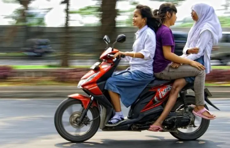 Ngaku Kalau Jenis Motormu Paling Enak buat Boncengan? Pasti Belum Pernah Lihat Foto-Foto ini~ 15