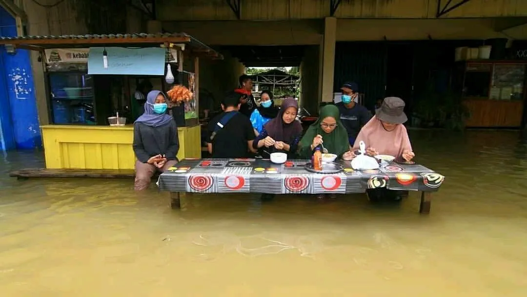 10 Lokasi Warung Absurd yang Bikin Gagal Fokus. Bikin Pembeli Bingung dan Mikir Dua Kali 20