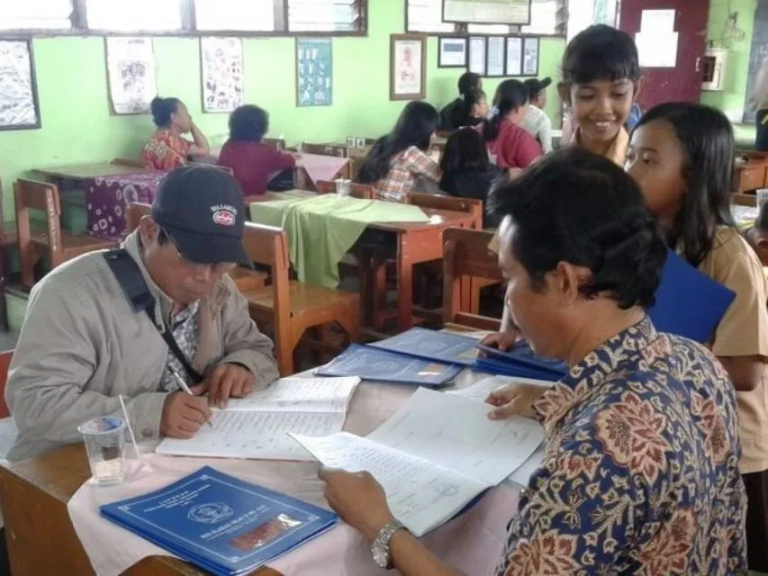 Perbedaan Bapak-bapak dan Ibu-ibu Saat Ambil Rapor Anaknya. Kocak Betul! 9