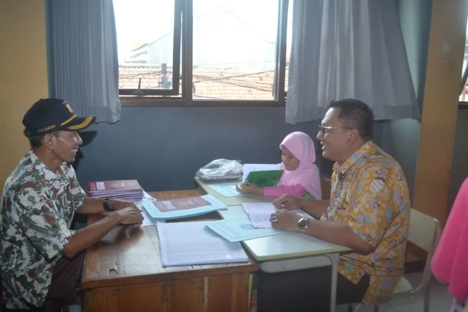 Perbedaan Bapak-bapak dan Ibu-ibu Saat Ambil Rapor Anaknya. Kocak Betul! 8