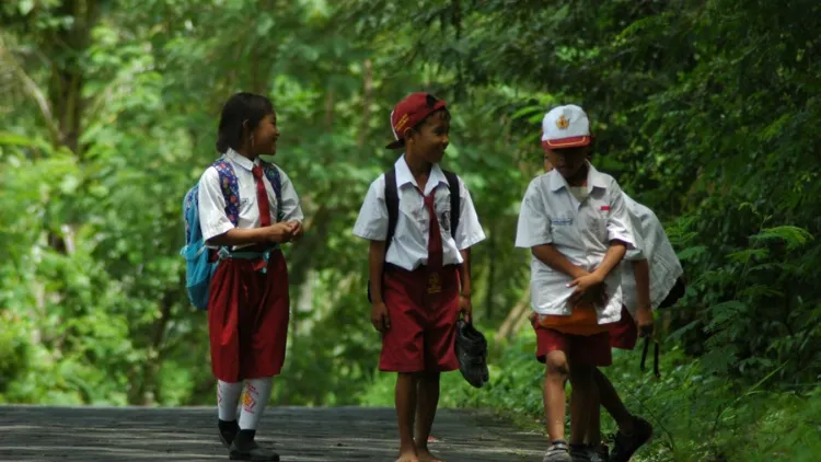 Halu Ala Anak SD yang Pernah Kita Lakukan Sama Teman. Nggak Ada Malu! 9 Anak SD