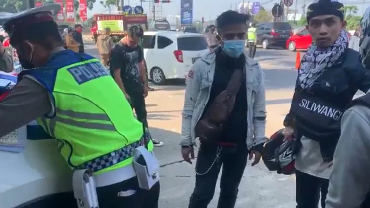 Kena Razia Saat Melewati Pos Mudik, Pengendara Motor ini Pura-Pura Kesurupan. Ada-Ada Saja! 3