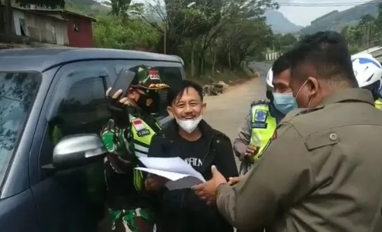 Terjaring Razia Saat Mudik, Epy Kusnandar Bikin Salut Warganet. Preman Legendaris Taat Aturan! 3