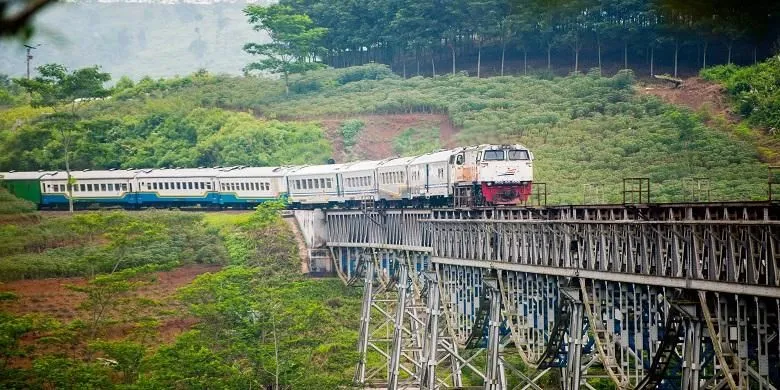 10 Jalur Kereta Api Terindah di Indonesia. Pemandangannya Bikin Kangen dan Nyaman 11