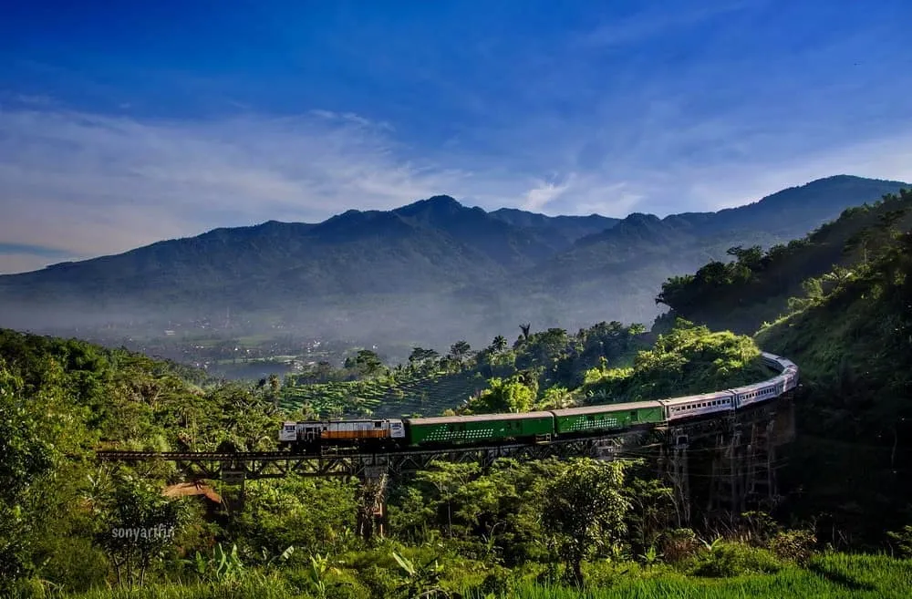 10 Jalur Kereta Api Terindah di Indonesia. Pemandangannya Bikin Kangen dan Nyaman 19