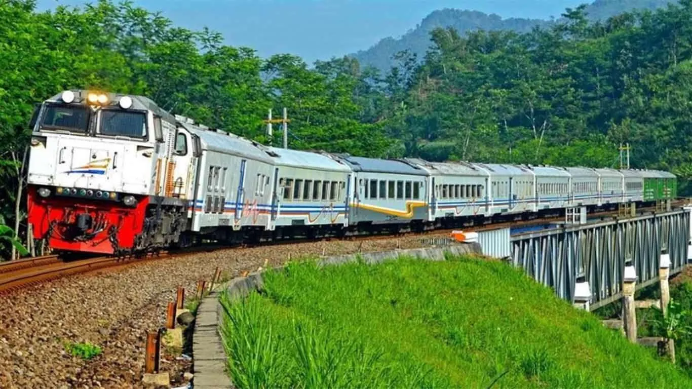 10 Jalur Kereta Api Terindah di Indonesia. Pemandangannya Bikin Kangen dan Nyaman 12