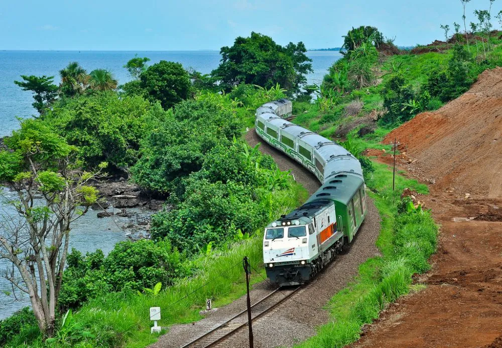 10 Jalur Kereta Api Terindah di Indonesia. Pemandangannya Bikin Kangen dan Nyaman 14