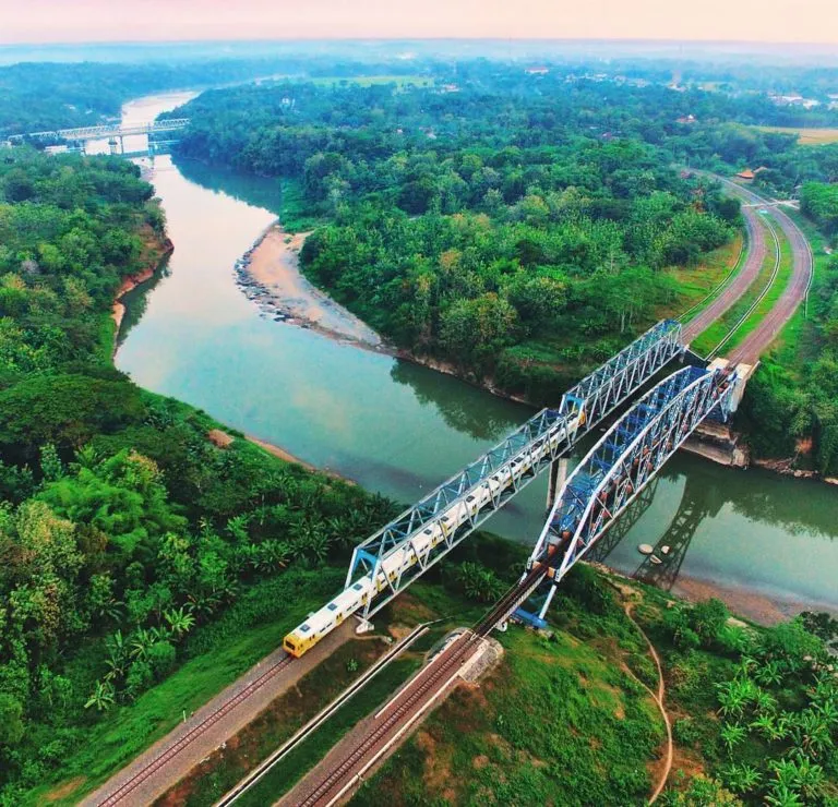10 Jalur Kereta Api Terindah di Indonesia. Pemandangannya Bikin Kangen dan Nyaman 18