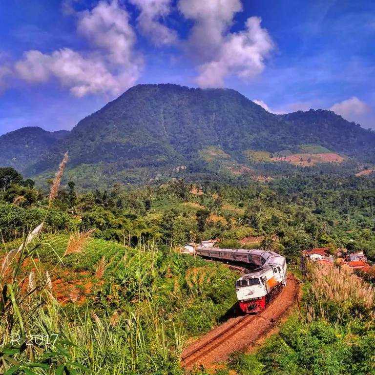 10 Jalur Kereta Api Terindah di Indonesia. Pemandangannya Bikin Kangen dan Nyaman 20