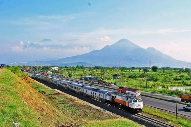 10 Jalur Kereta Api Terindah di Indonesia. Pemandangannya Bikin Kangen dan Nyaman 13