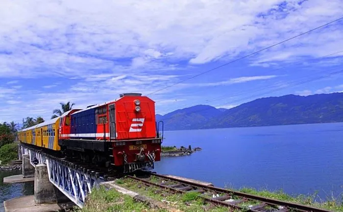 10 Jalur Kereta Api Terindah di Indonesia. Pemandangannya Bikin Kangen dan Nyaman 16